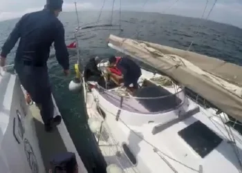 Batmakta olan tekneyle birlikte kurtarıldılar
