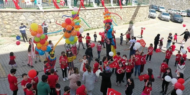 Kestel’de çocuklara 23 Nisan sürprizi