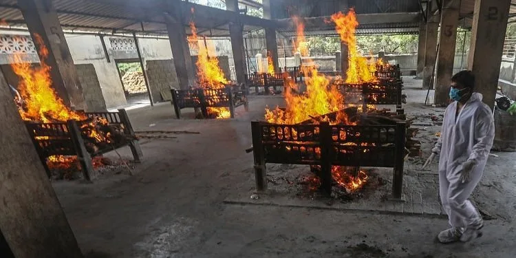 Koronadan ölenleri ara vermeden yakıyorlar