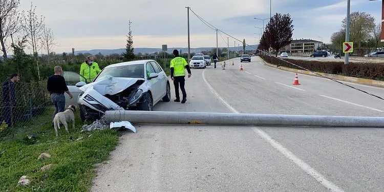 Otomobil beton direği devirdi, yol trafiğe kapandı