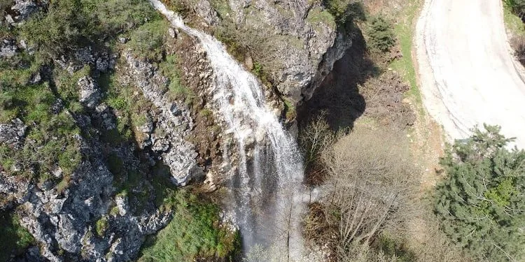 Bursa’da yoğun yağış sonrası 15 metrelik şelale oluştu