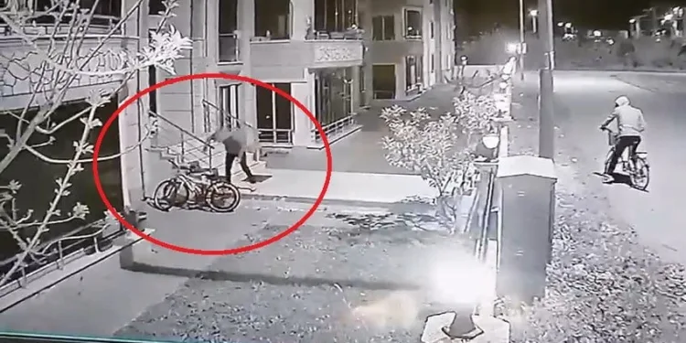 Bursa’da bisiklet hırsızlığı güvenlik kamerasında