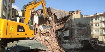 Osmangazi’de iki katlı metruk bina yıkıldı
