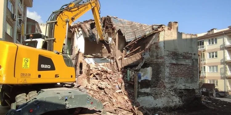 Osmangazi’de iki katlı metruk bina yıkıldı