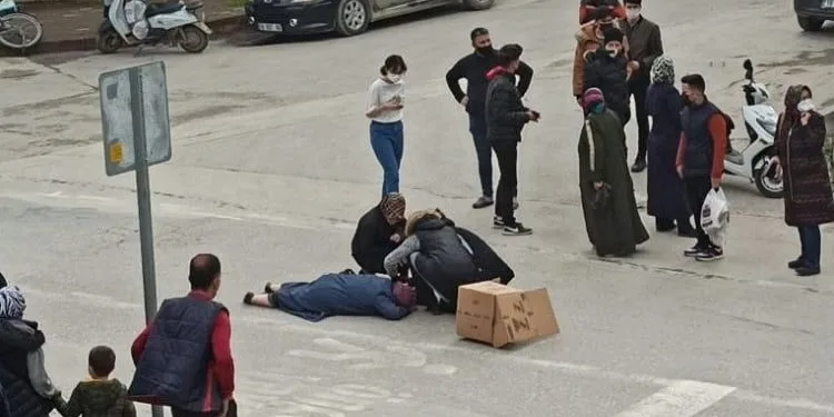 Motosiklet yayaya çarptı, yaralıların imdadına vatandaşlar yetişti