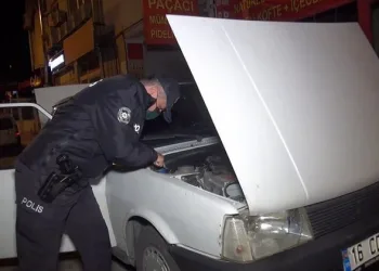 Bursa’da polis kovalamacasında aracı bırakıp kaçtılar