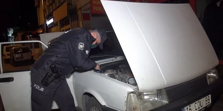 Bursa’da polis kovalamacasında aracı bırakıp kaçtılar