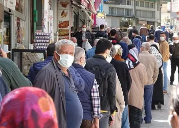 Tam kapanma öncesi Bursa’da metrelerce kuyruk