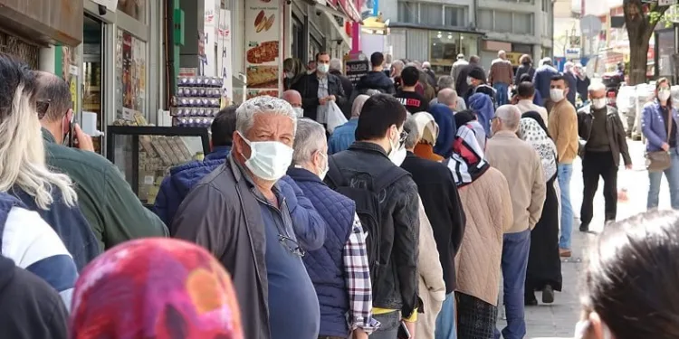 Tam kapanma öncesi Bursa’da metrelerce kuyruk