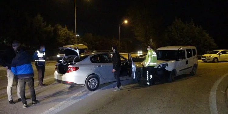 Denetimi görüp kaçarlarken, polis aracına çarptılar