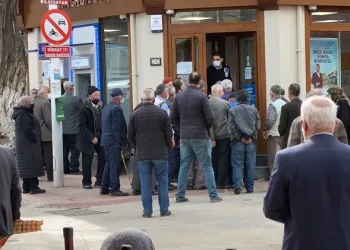 Tam kapanma öncesi banka önlerinde uzun kuyruklar
