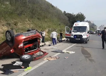 Bursa’da takla atan araçtaki gençler ölümden döndü