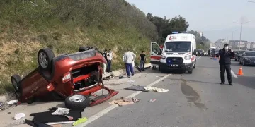 Bursa’da takla atan araçtaki gençler ölümden döndü