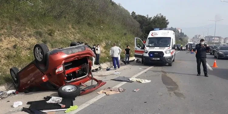 Bursa’da takla atan araçtaki gençler ölümden döndü