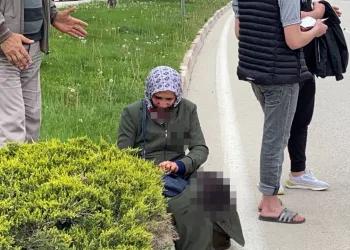 Bursa’da yaya geçidinden geçerken araba çarptı