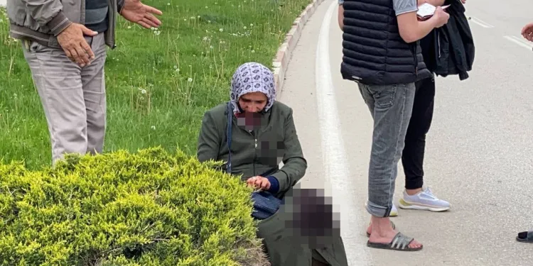 Bursa’da yaya geçidinden geçerken araba çarptı