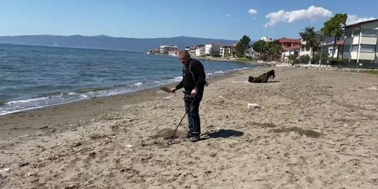 5 bin liraya aldığı dedektörle altın ve para arıyor