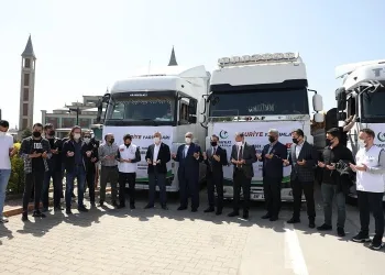 Gıda ve mobilya yüklü yardım tırları yola çıktı