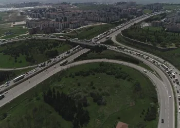 Kapanma öncesi otobanın Bursa kesimi kilitlendi