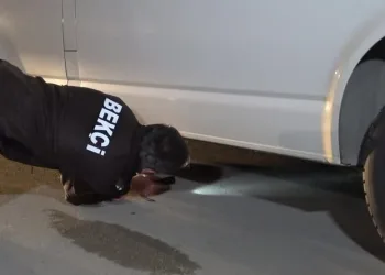 Bursa’da kısıtlamada kamyonetin altında yakalandı