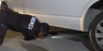 Bursa’da kısıtlamada kamyonetin altında yakalandı