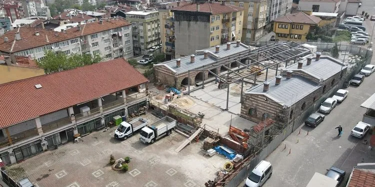 Molla Yegan Medresesi’nde yol yarılandı