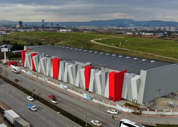 Türkiye’nin en modern atletizm salonunun pisti kaplanıyor