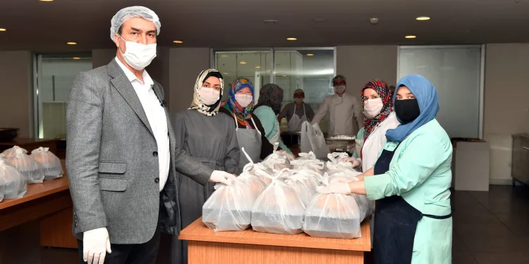 371 bin sıcak yemek, erzak paketi ve somun ekmeği