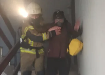 Bursa’da bodrum kattaki yangında saniyelerle yarış