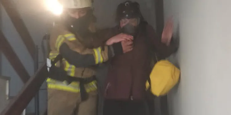 Bursa’da bodrum kattaki yangında saniyelerle yarış