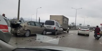 Bursa’da zincirleme kaza! 6 araç birbirine girdi
