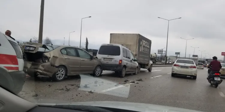 Bursa’da zincirleme kaza! 6 araç birbirine girdi