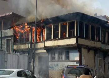 Bursa’da 2 katlı ahşap bina küle döndü