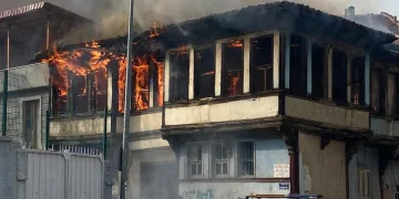 Bursa’da 2 katlı ahşap bina küle döndü
