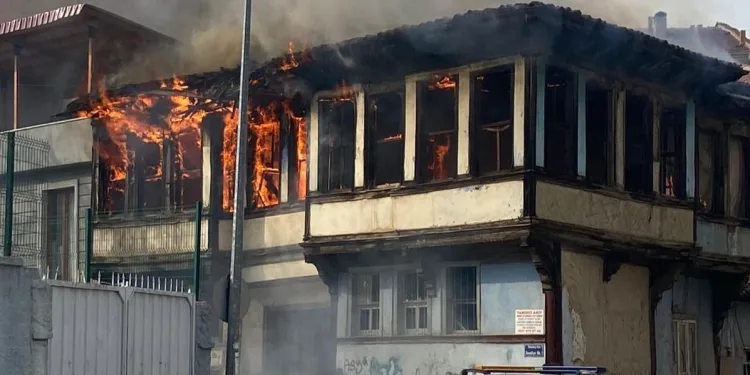 Bursa’da 2 katlı ahşap bina küle döndü