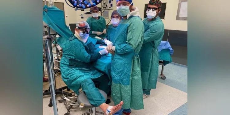 Ameliyatta fenalaşan doktor operasyona böyle devam etti