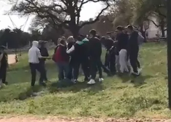 Kısıtlamada parkta toplanan gençler kavgaya tutuştu