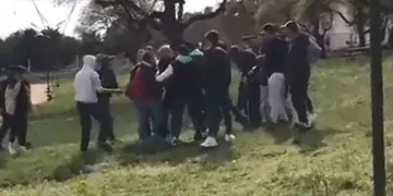 Kısıtlamada parkta toplanan gençler kavgaya tutuştu