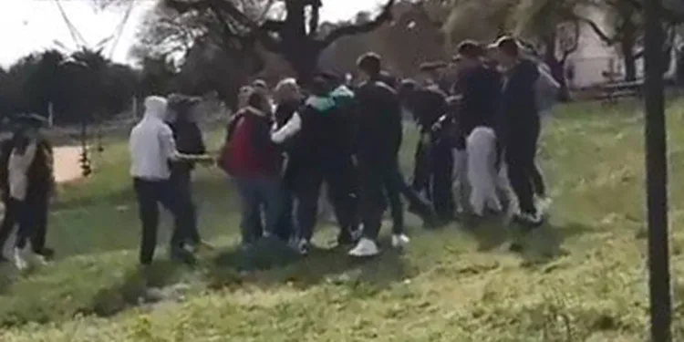 Kısıtlamada parkta toplanan gençler kavgaya tutuştu