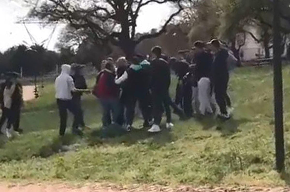 Kısıtlamada parkta toplanan gençler kavgaya tutuştu