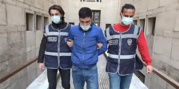 Aracında uyuşturucu çıkınca kız arkadaşını bırakıp kaçtı