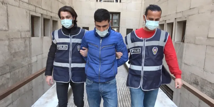 Aracında uyuşturucu çıkınca kız arkadaşını bırakıp kaçtı