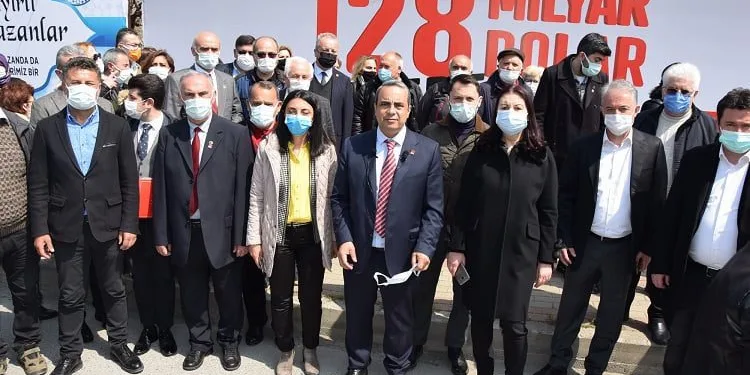 “128 milyar dolar nerede?” afişi Mudanya’da tekrar asıldı