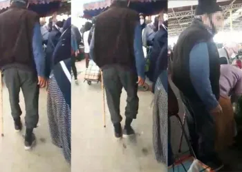 Bastonlu yaşlı adam pazarda kadınları taciz etti