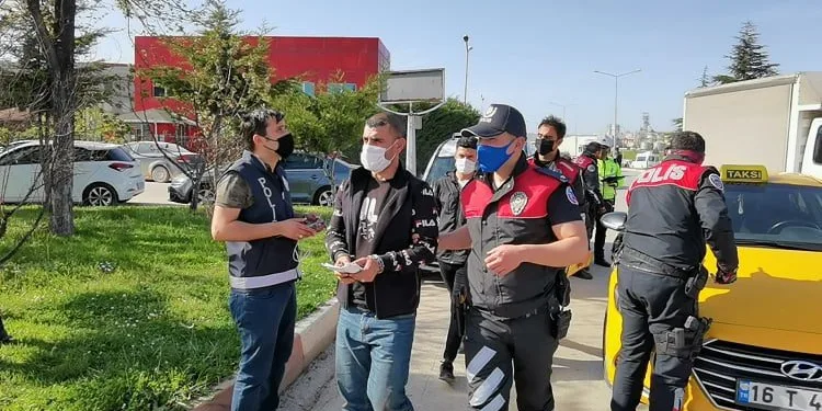 Hırsızlıktan aranan baba-oğul kısıtlamada yakalandı