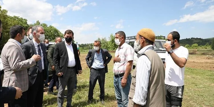 İnegöl Belediye Başkanı Alper Taban mevsimlik işçileri ziyaret etti