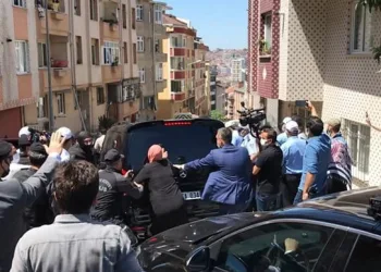 Ekrem İmamoğlu’na protestoda arbede