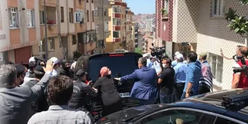 Ekrem İmamoğlu’na protestoda arbede