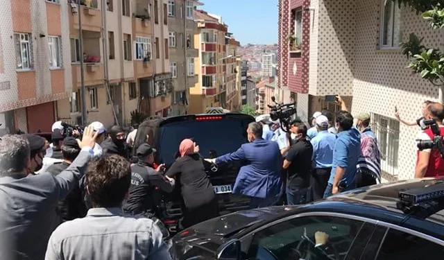 Ekrem İmamoğlu’na protestoda arbede