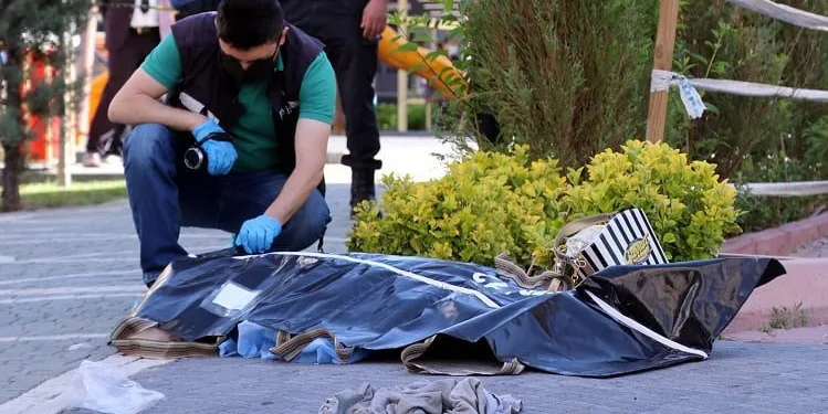 Arkadaşlık teklifini reddeden öğretmeni öldürdü